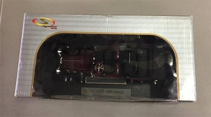 Red 1/18 Diecast Model Car I613913